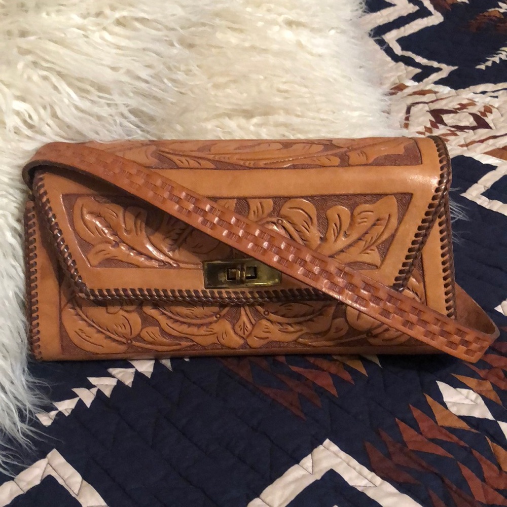 Vintage tooled leather purse in good condition
